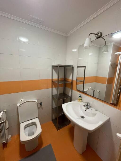 Apartamento Centro Con Garaje كاسترو أورديالس المظهر الخارجي الصورة